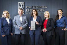 Od lewej: dr inż. M. Walczak, prof. P. Koszelnik, prof. PRz G. Mrówka-Nowotnik, mgr A. Worosz, ,mmgr M. Wolan, 