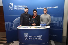 [FOTO] Rekordowa liczba zgłoszeń na seminarium chemiczne