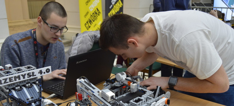 [FOTO] Potrójne zwycięstwo studentów PRz w zawodach robotycznych „Robomaticon”