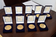 [VIDEO, FOTO] Rektor PRz uhonorowany złotym medalem Akademii Polskiego Sukcesu