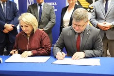 Umowę podpisali Joanna Gładyszewska i prof. Piotr Koszelnik,