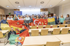 Grupa studentów Erasmus II semestru z prorektorem ds. studenckich i pracownikami Działu Współpracy Międzynarodowej,