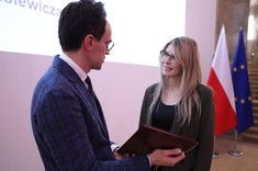 Dr inż. arch. Agata Mikrut-Kusy odbiera nagrodę z rąk dyrektora generalnego Ministerstwa Rozwoju i Technologii Michała Graczyka,